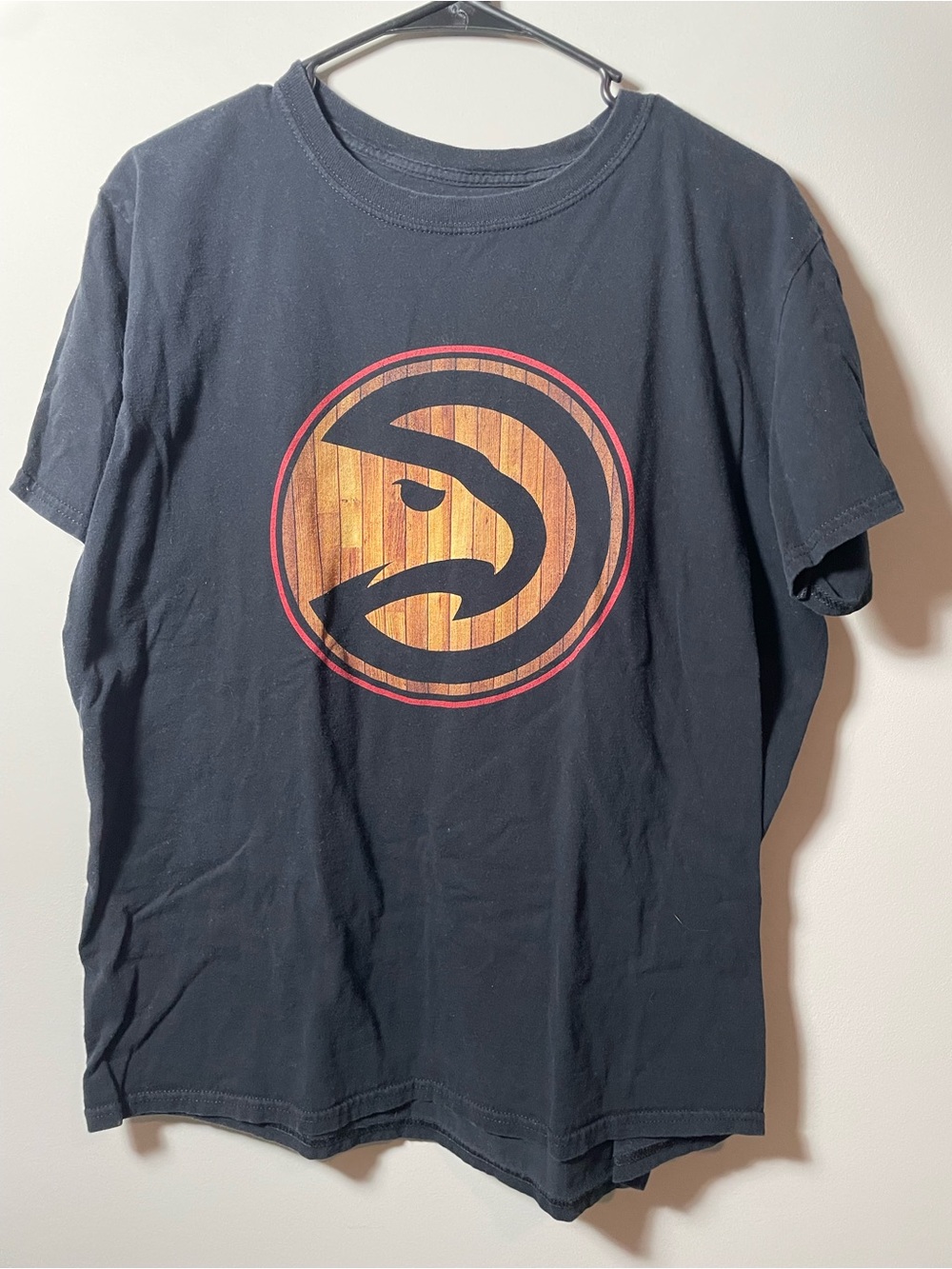 fanatics men’s L Atlanta Hawks Black Graphic T-Shirt with Woodgrain Logo